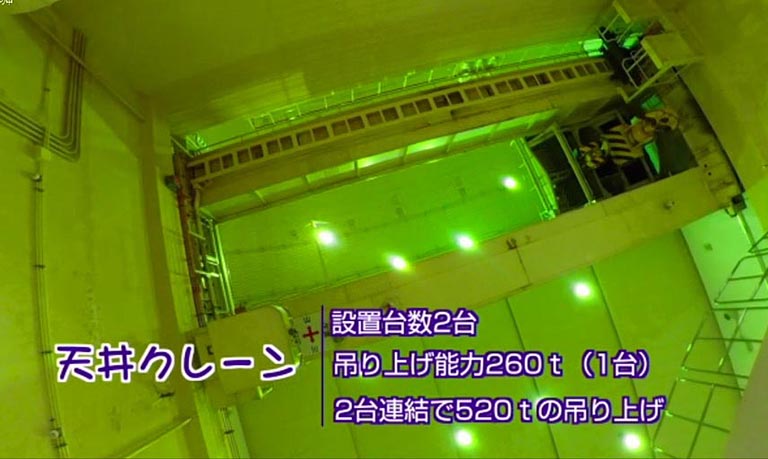 発電機の上には、1台で260トンを吊り上げる天井クレーンが２台ありました。保守点検などで重いローターを吊り上げる時に使用しているそうです。