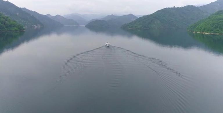 ぱりんこを乗せた遊覧船が奥只見湖を進みます。写真手前には奥只見ダムと発電所があります。雄大な景色に圧倒されます。