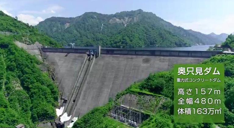 奥只見ダムは日本最大級の重力式コンクリートダムです。コンクリートの重みで水をせき止めています。この奥只見ダムの総貯水量は日本第２位です。