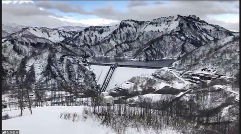 奥只見ダムの雪景色。雪も水源となっています。ダム湖の奥只見湖は遊覧船もあり、夏休みや紅葉シーズン、冬はスキーやスノーボードで賑わい、年間4万人の観光客が訪れています。