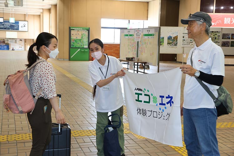 学生たちはJR浦佐駅でスタッフに迎えられ、バスで奥只見へ向かいます。