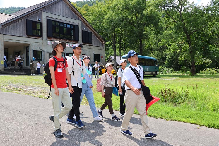 食後は清々しい空気の中、銀山平船着場に徒歩で移動しました。