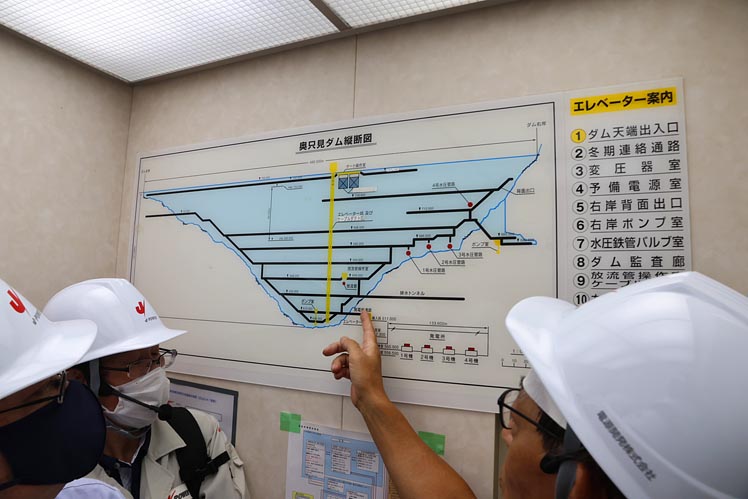 薄暗い通路を歩いて、さらに深くにある発電所へ向かいました。ダムの底の冷たさを肌で感じたほか、水力発電実験も行いました。