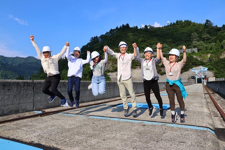 天端の上で福島県と新潟県の県境をジャンプ！