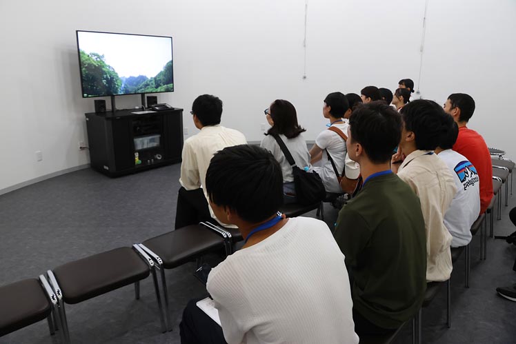 「奥只見電力館」では、奥只見ダムが建設された当時の貴重な映像を視聴しました。学生たちは厳しい自然の中でダムが建設されたことを知りました。