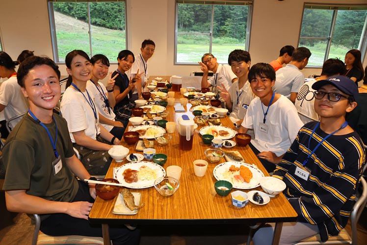 夕食には地元の山の幸が並びました。越後もち豚とコシヒカリがとてもおいしいです。