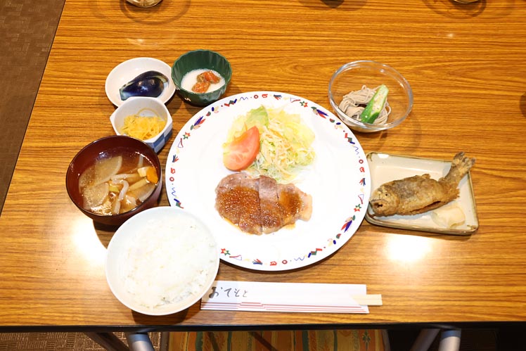 夕食には地元の山の幸が並びました。越後もち豚とコシヒカリがとてもおいしいです。