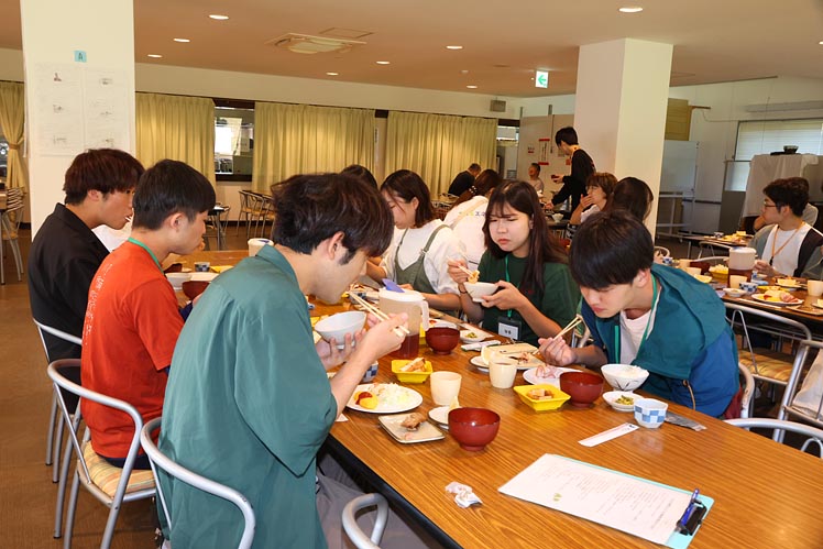 朝食をしっかりとって、森の散策前に準備体操をしました。