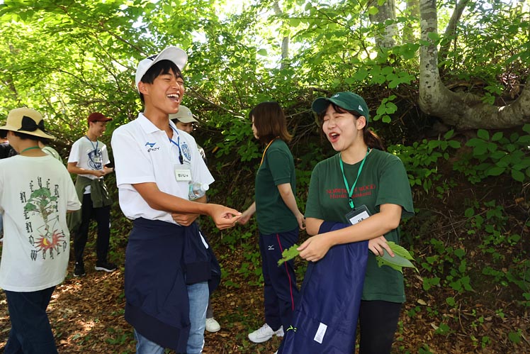 自分で集めた葉っぱを使って、葉の大きさや形、匂いなどを比べて勝敗を決める「葉っぱっぱじゃんけん」を楽しみました。