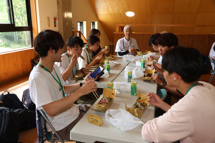 昼食前に学生は尾瀬三郎の寸劇を即興で披露しました。今いる場所の歴史を感じながら食事を楽しみました。