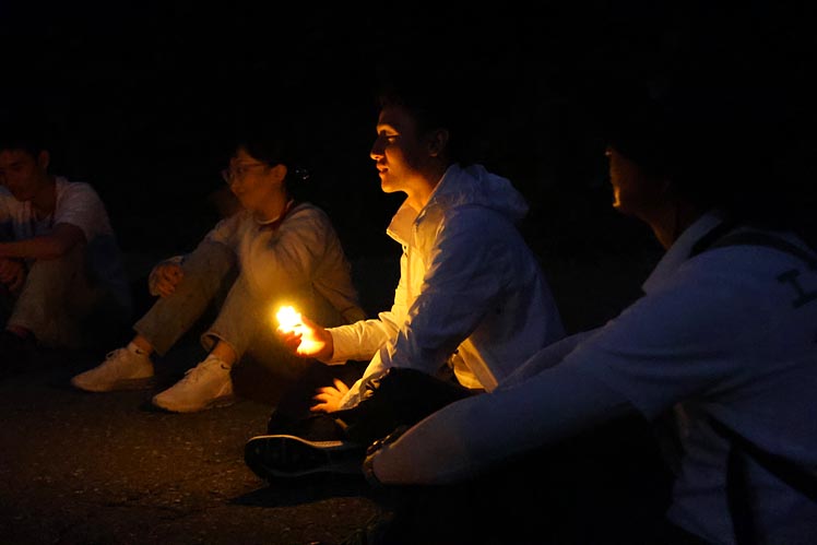 明かりのない中、寝転がって星空を見上げた感想を伝えあいました。