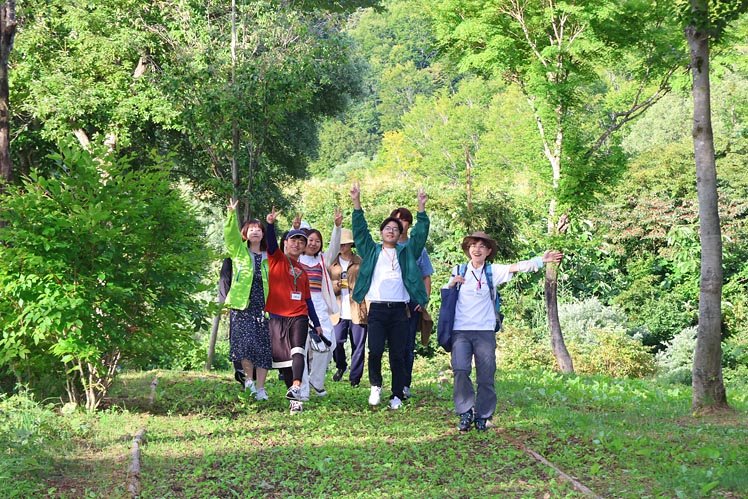 早朝の澄んだ空気を吸い込み、「エコパーク」をゆっくりと探索しました。