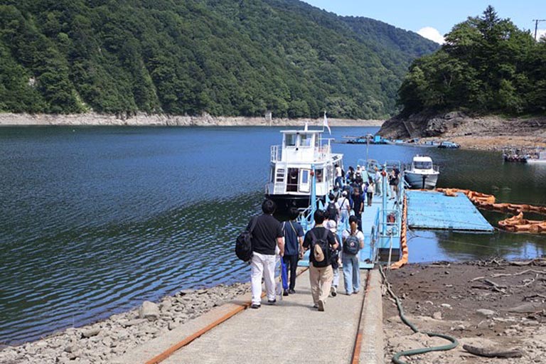 ダム内にある連絡通路は一年を通じて温度が一定で、夏でも9〜11℃!上着が一枚欲しくなるくらいとても涼しく感じました。