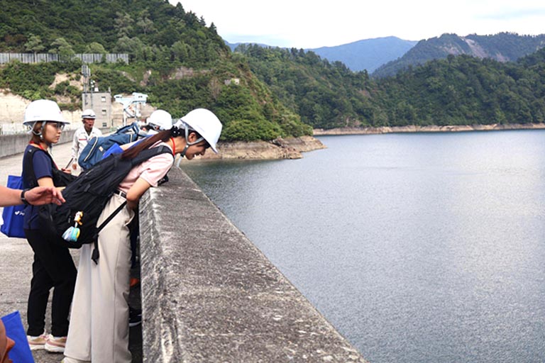 ダム内にある連絡通路は一年を通じて温度が一定で、夏でも9〜11℃!上着が一枚欲しくなるくらいとても涼しく感じました。