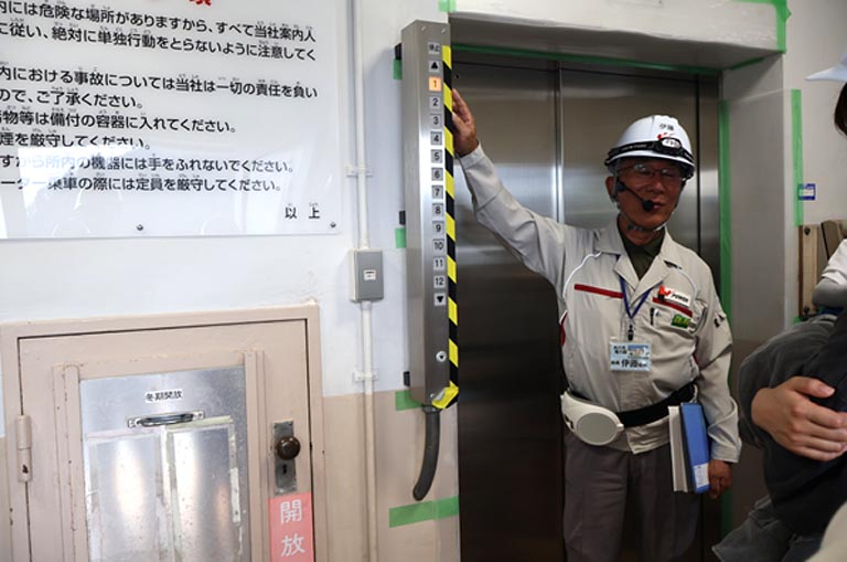 ダム内にある連絡通路は一年を通じて温度が一定で、夏でも9〜11℃!上着が一枚欲しくなるくらいとても涼しく感じました。