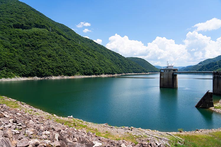 御母衣ダム天端からの景色（湖側）