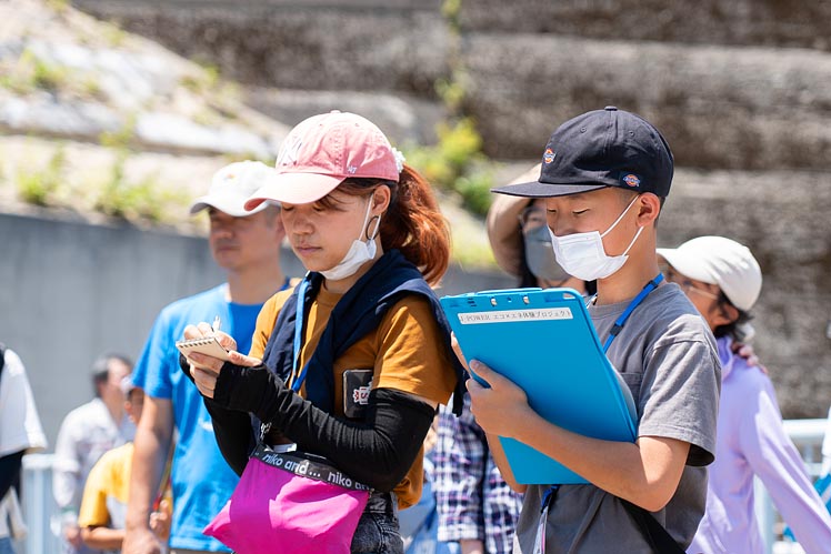 御母衣ダムを見学しながら説明を聞きます