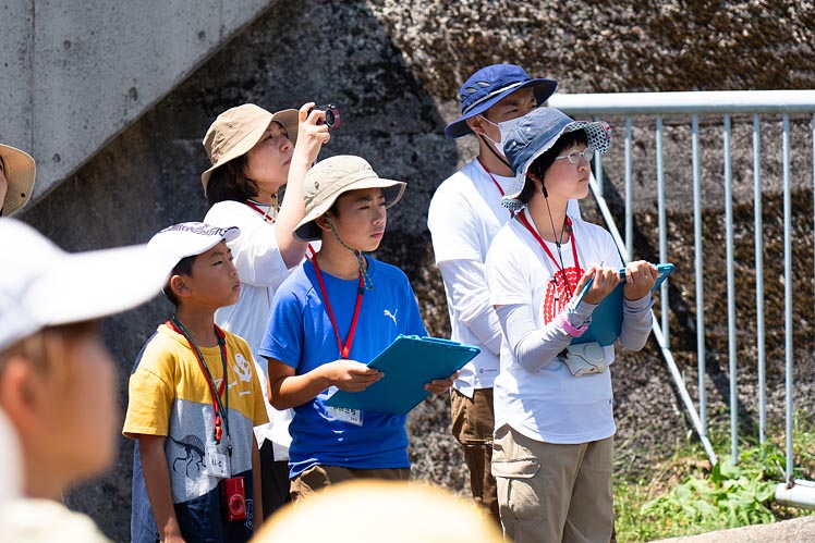 御母衣ダムを見学しながら説明を聞きます