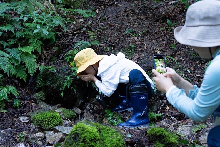 山から湧き出る水はとても冷たかったです