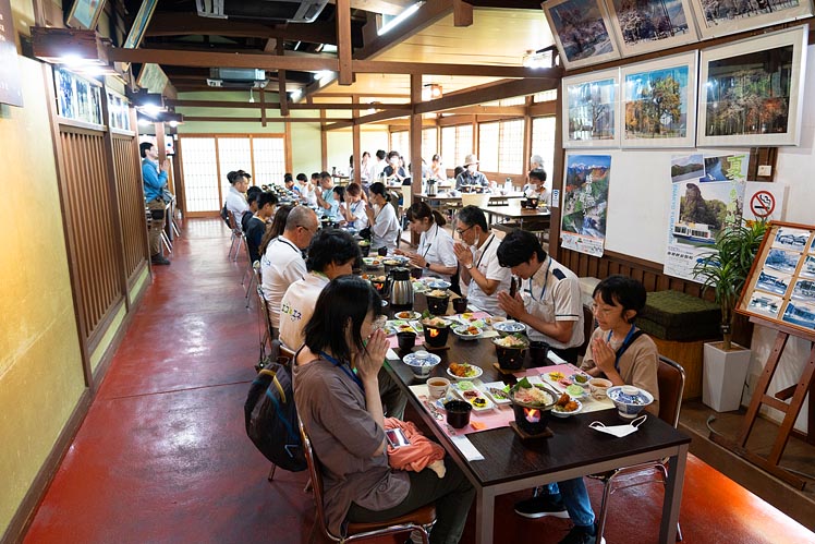 最後の昼食、皆名残惜しい