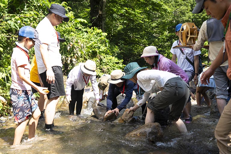 川の流れる音が響く中、各チーム良さそうな場所を探します。