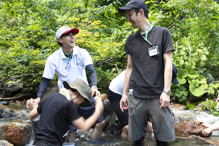 川に入れば大人も子供も同級生！　笑顔で実験にチャレンジ