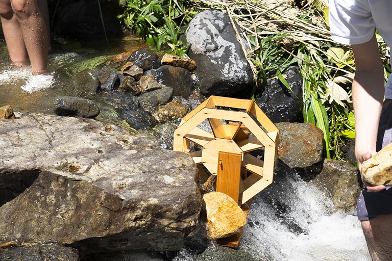 良さそうな場所に置いてみたけれど水車はまわりません…