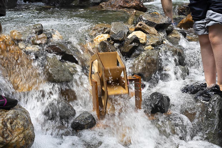 勢いよくまわる水車が発電装置を作動させ、4チームともに水力発電成功！