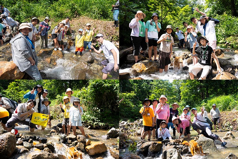 各チーム協力してつくった「小さな水力発電所」と一緒に記念撮影