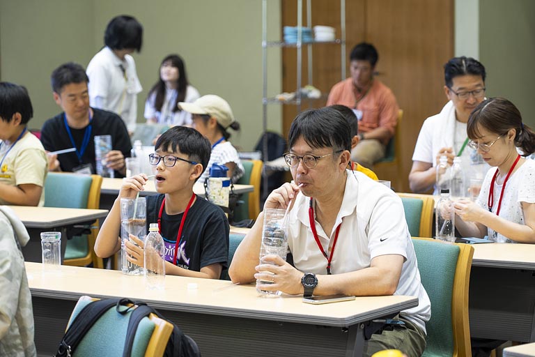 硬い「グラウンドの土」に見立てた紙の束と、フカフカの森の土では空気の通り道に違いがあります
