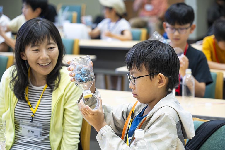 空気の通りの良いフカフカの森の土が水を貯え、地下水は時間をかけてダム湖にたまります