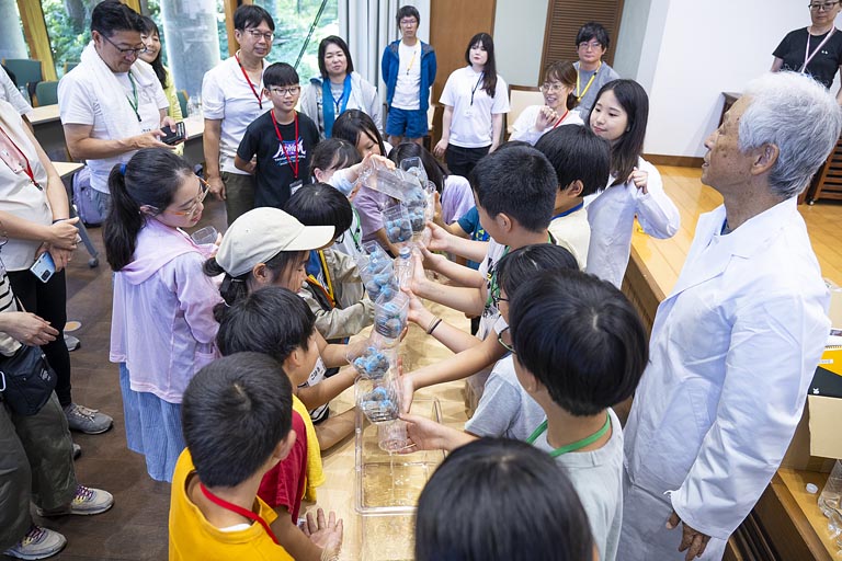 水を注ぐとダムに見立てた水槽に水がたまりました