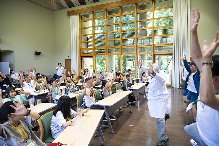雨が降らないときは「雨乞いをする」のは今も昔も変わらないそう。ドクターと一緒に大人が雨乞いダンスを披露！