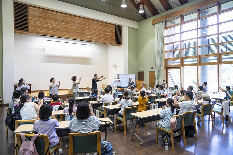 大人たちが懐かしい、フレミングの法則「電流・磁界・力」のポーズでラップダンスに挑戦