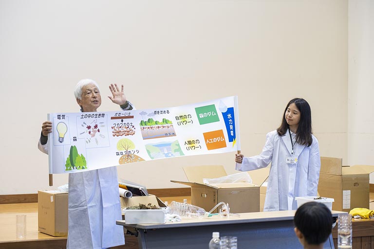 水力発電は自然の力による森のダムと、人間の力による人工のダムで支えられています