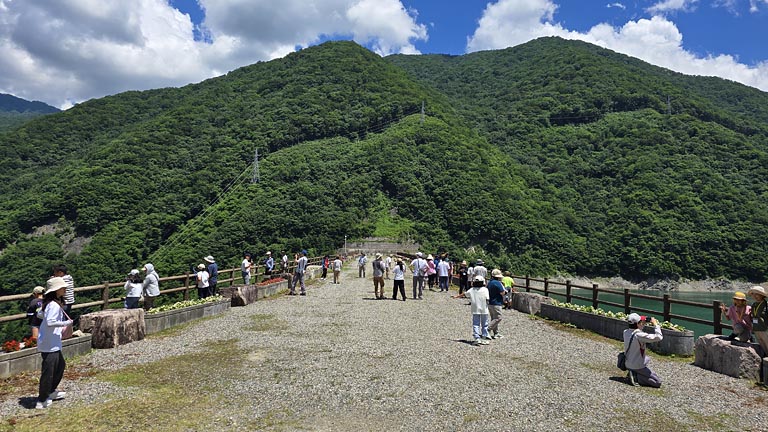 御母衣ダムの天端。向かって左側にはロックフィル、右側にはダム湖があります。