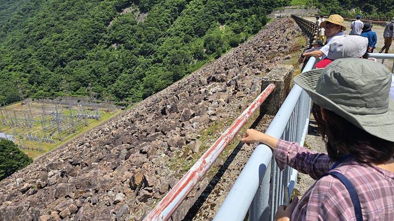 昼食の後の発電所見学では、このロックフィルダムを下から見上げます。