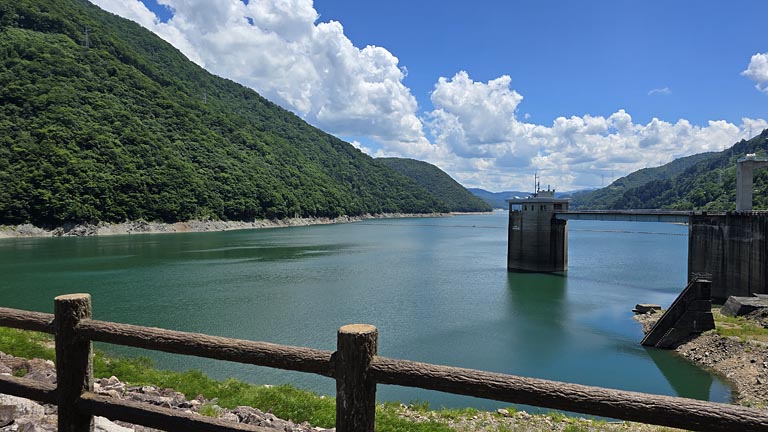 紺碧に輝く湖水が美しい御母衣ダム