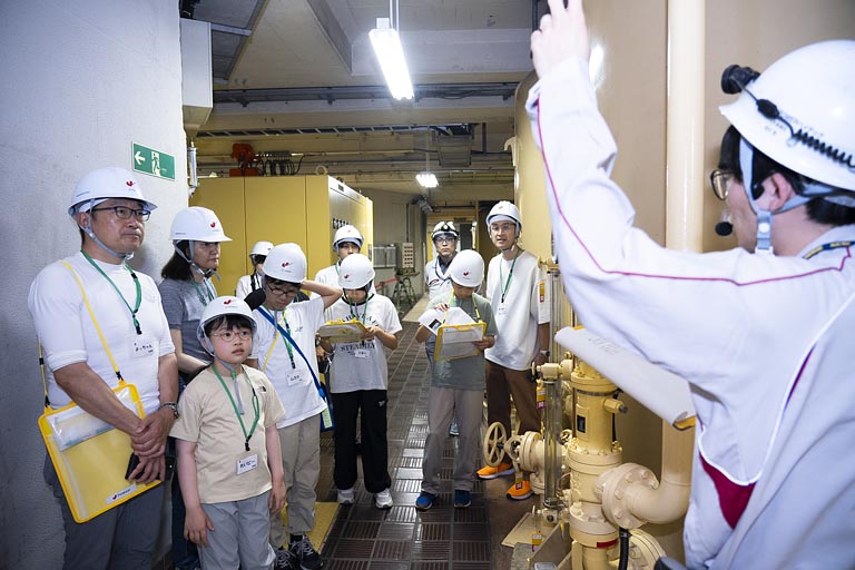 子供たちは解説に熱心に耳を傾け、配布された「見学・体験ガイドツアーシート」に書き込んでいました