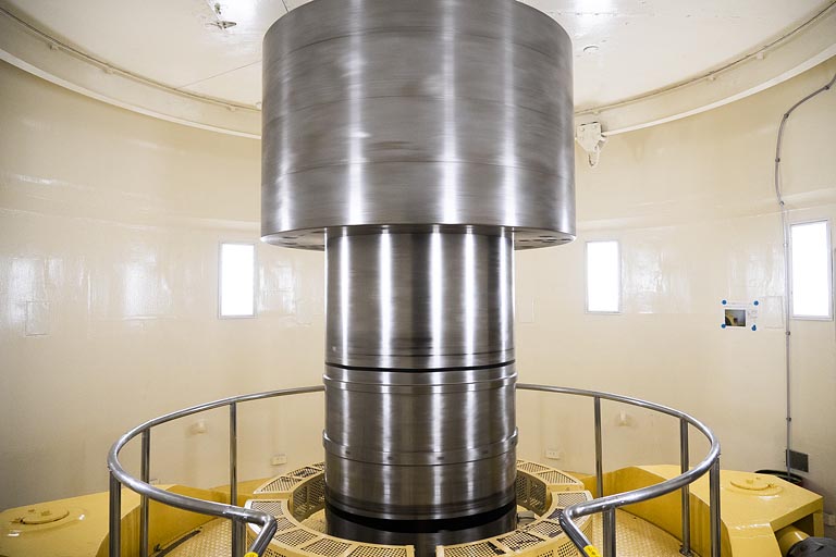 水車と発電機をつなぐ回転軸