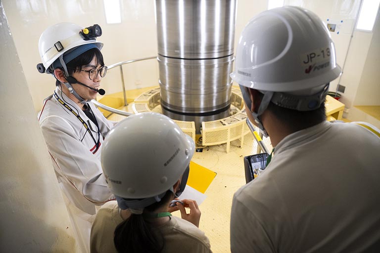 水車ピット内の音はとても大きく、重みを感じました