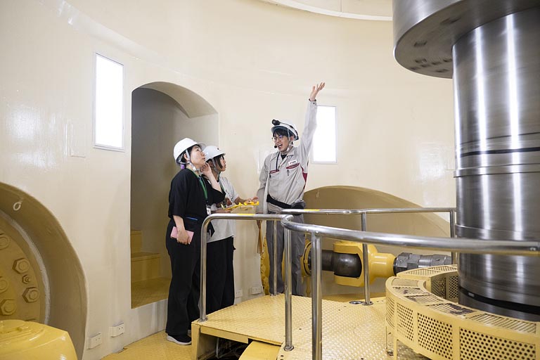 水車ピット内の音はとても大きく、重みを感じました