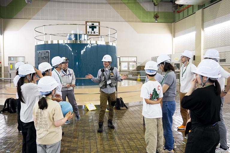 水車を回転させるためには大量の水と流れ落ちる高さが必要。体を使ったボール回しゲームから重厚な水車発電機を動かす「水力」を想像しました