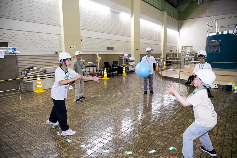 水車を回転させるためには大量の水と流れ落ちる高さが必要。体を使ったボール回しゲームから重厚な水車発電機を動かす「水力」を想像しました