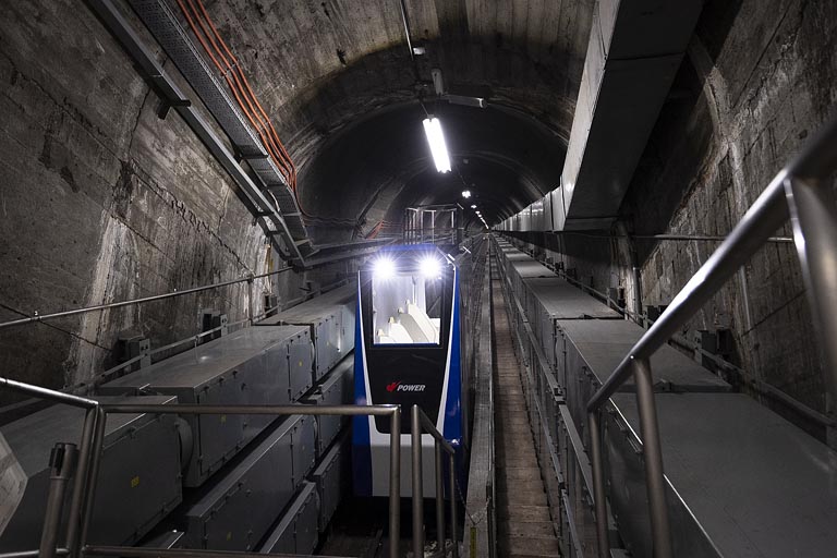 発電所内ならではの細いケーブルカー車両