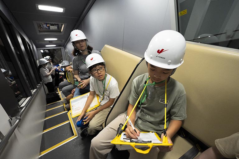 急勾配にあわせて車内の座席は階段になっています