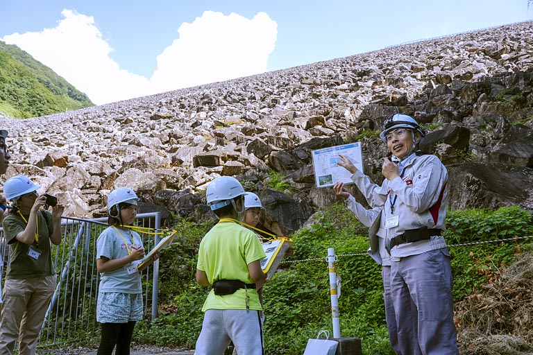 ロックフィルダムの角度は何度？