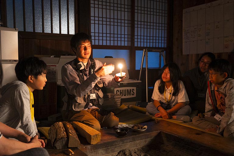 合掌家屋では囲炉裏の火を絶やさず、煙のヤニやススが屋根を腐食や害虫から守る役割を果たしていました。密度が高く重い木は薪に適し、長く燃えるという昔の人の知恵を学びました