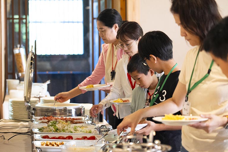 自然学校の朝食はバイキング形式