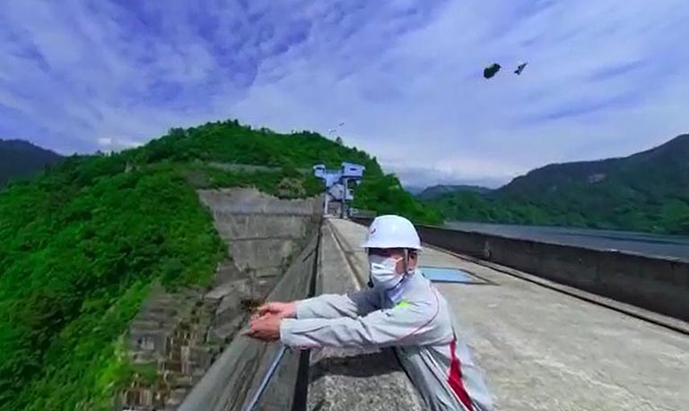 ダムの裏側に葉っぱを投げると……。ダムの下からの上昇気流の影響で、葉っぱすべてが下に落ちることなく、一気に舞い上がった！